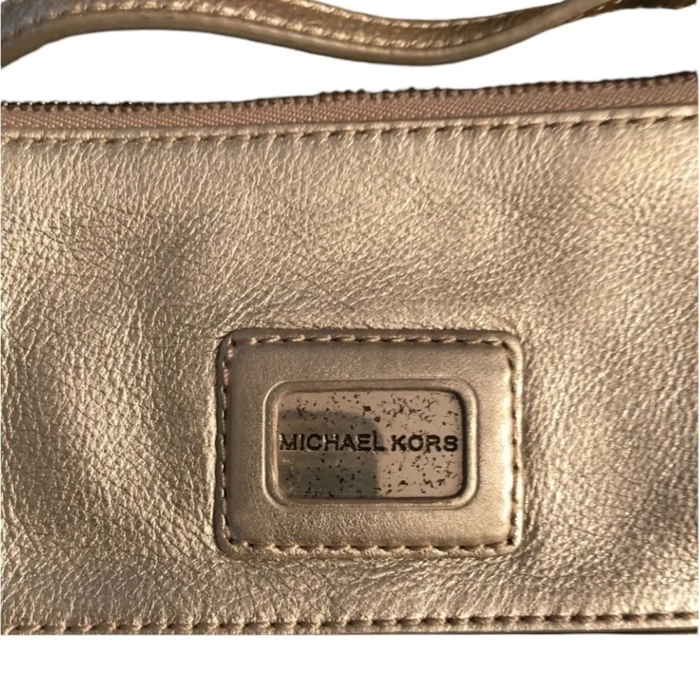 𝅺Micheal Kors silver metallic leather wristlet